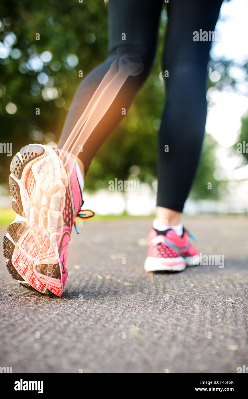 Les os du pied en surbrillance de femme jogging Banque D'Images