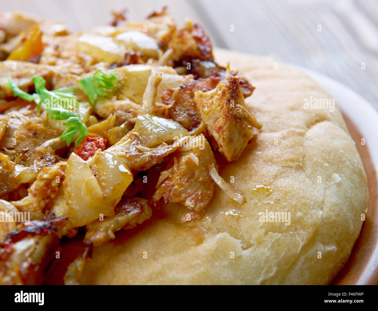 - Musakhan jordaniens et palestiniens dish.ailes de poulet cuit avec des oignons, sumac, piment, safran, servi sur pain taboon Banque D'Images