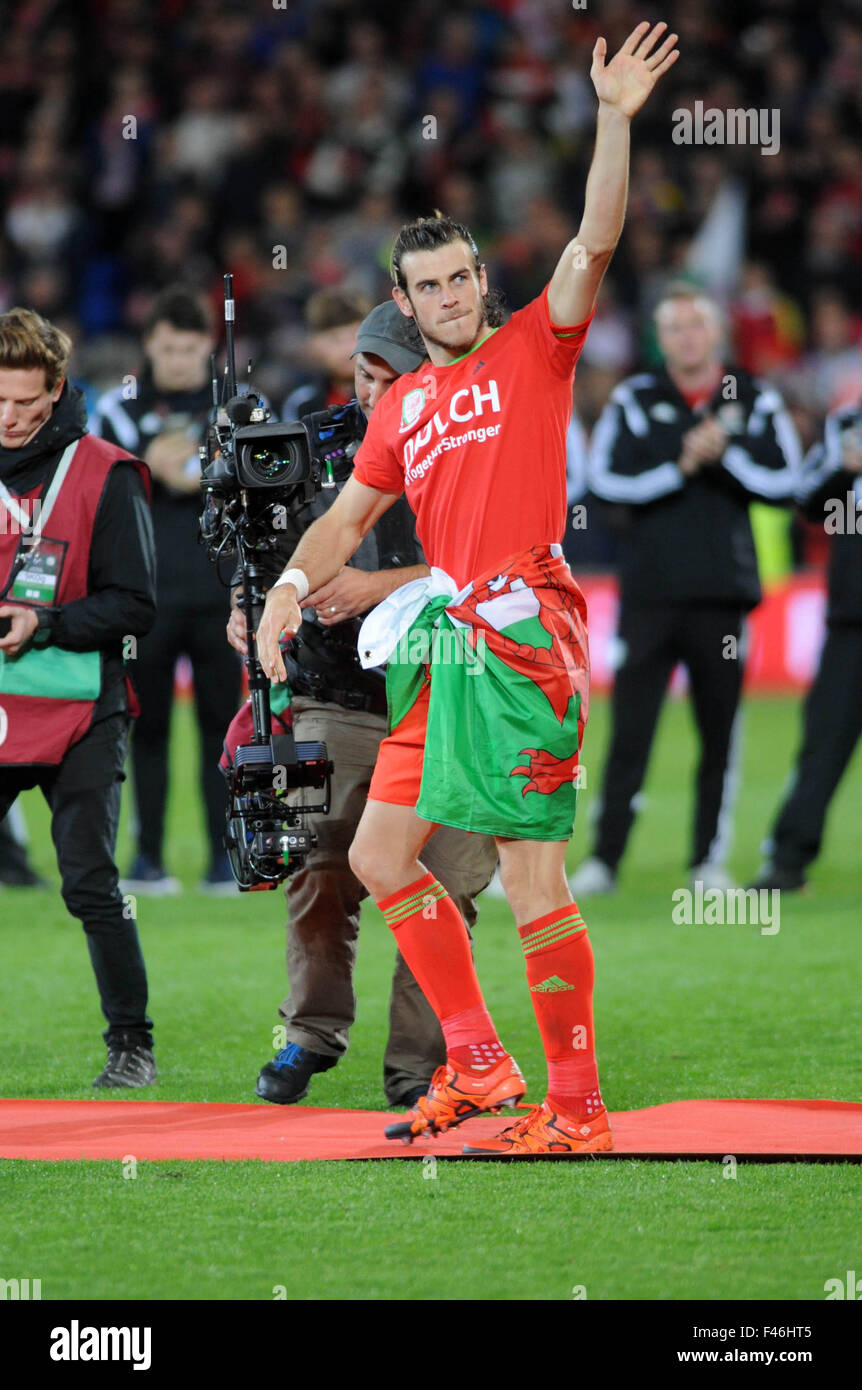 L'UEFA EURO 2016 match qualificatif entre pays de Galles et de l'Andorre à Cardiff City Stadium de Cardiff : Gareth Bale célébrer à plein temps avec un drapeau gallois enroulé autour de sa taille. Banque D'Images