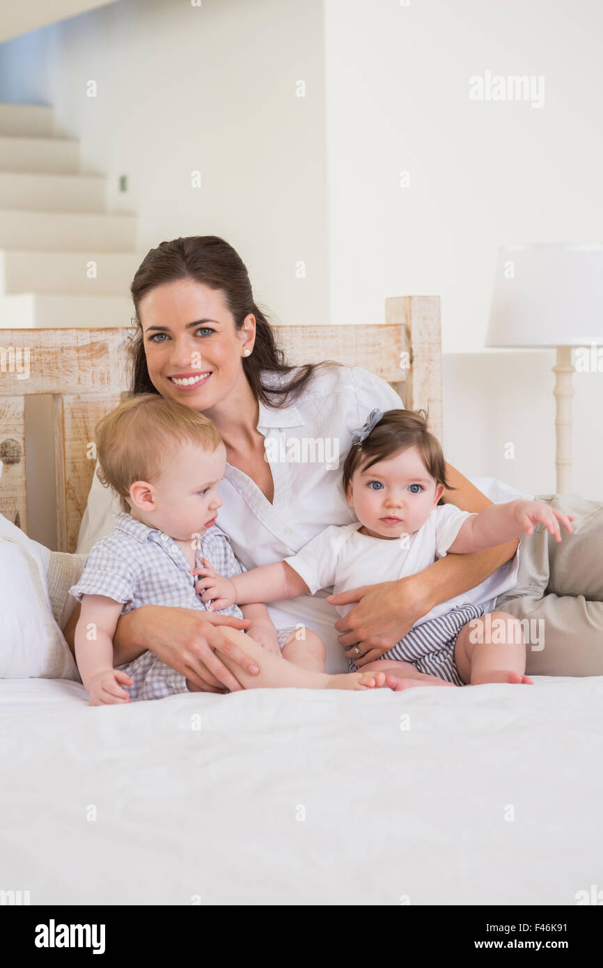Heureuse fête avec mignon bébé garçon et fille Banque D'Images