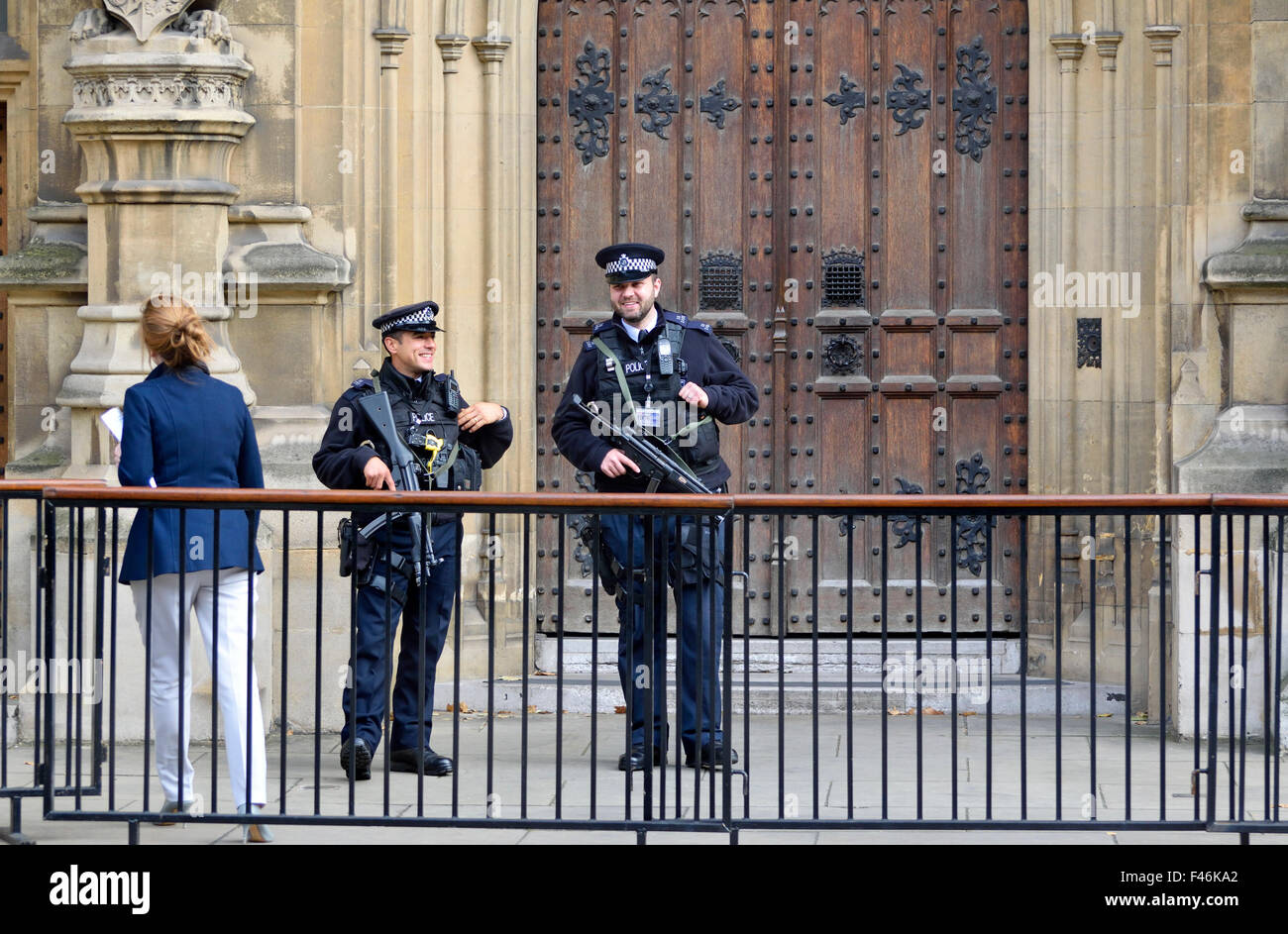 Londres, Angleterre, Royaume-Uni. Les agents de police armés à l'entrée de la Maison du Parlement, Westminster Banque D'Images