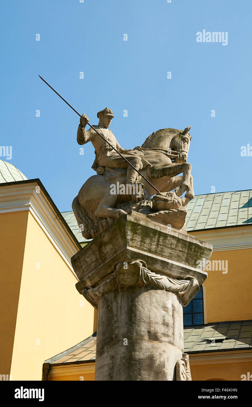 POZNAN, Pologne - 20 août 2015 : une statue commémorative à la Cavalerie de Poznan, montre un soldat à cheval armé d'une lance Banque D'Images