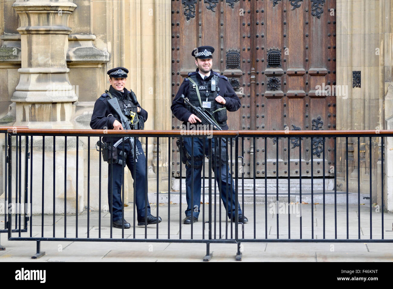 Londres, Angleterre, Royaume-Uni. Les agents de police armés à l'entrée de la Maison du Parlement, Westminster Banque D'Images