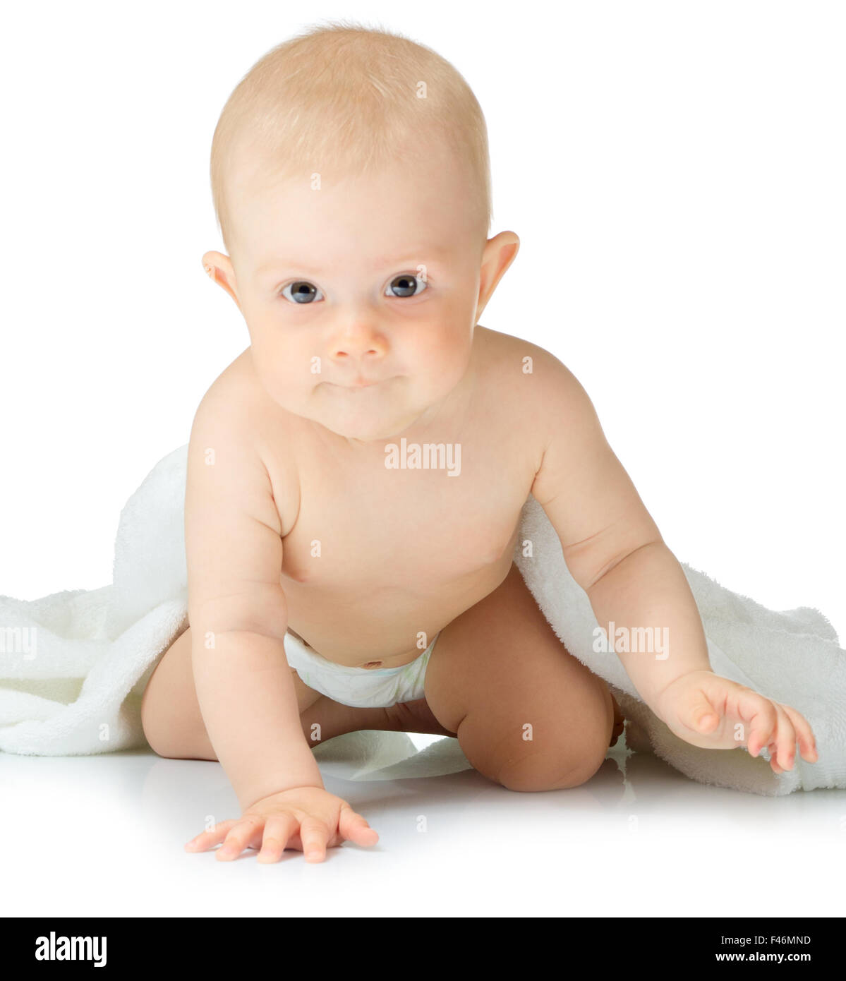 Petit bébé avec isolé serviette Banque D'Images