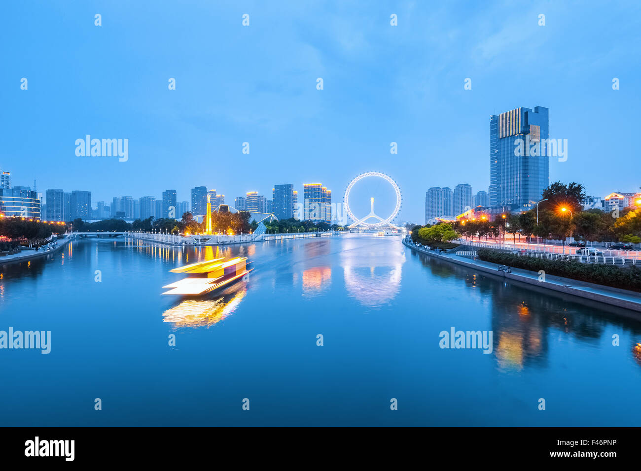 Tianjin haihe belle rive dans nightfall Banque D'Images