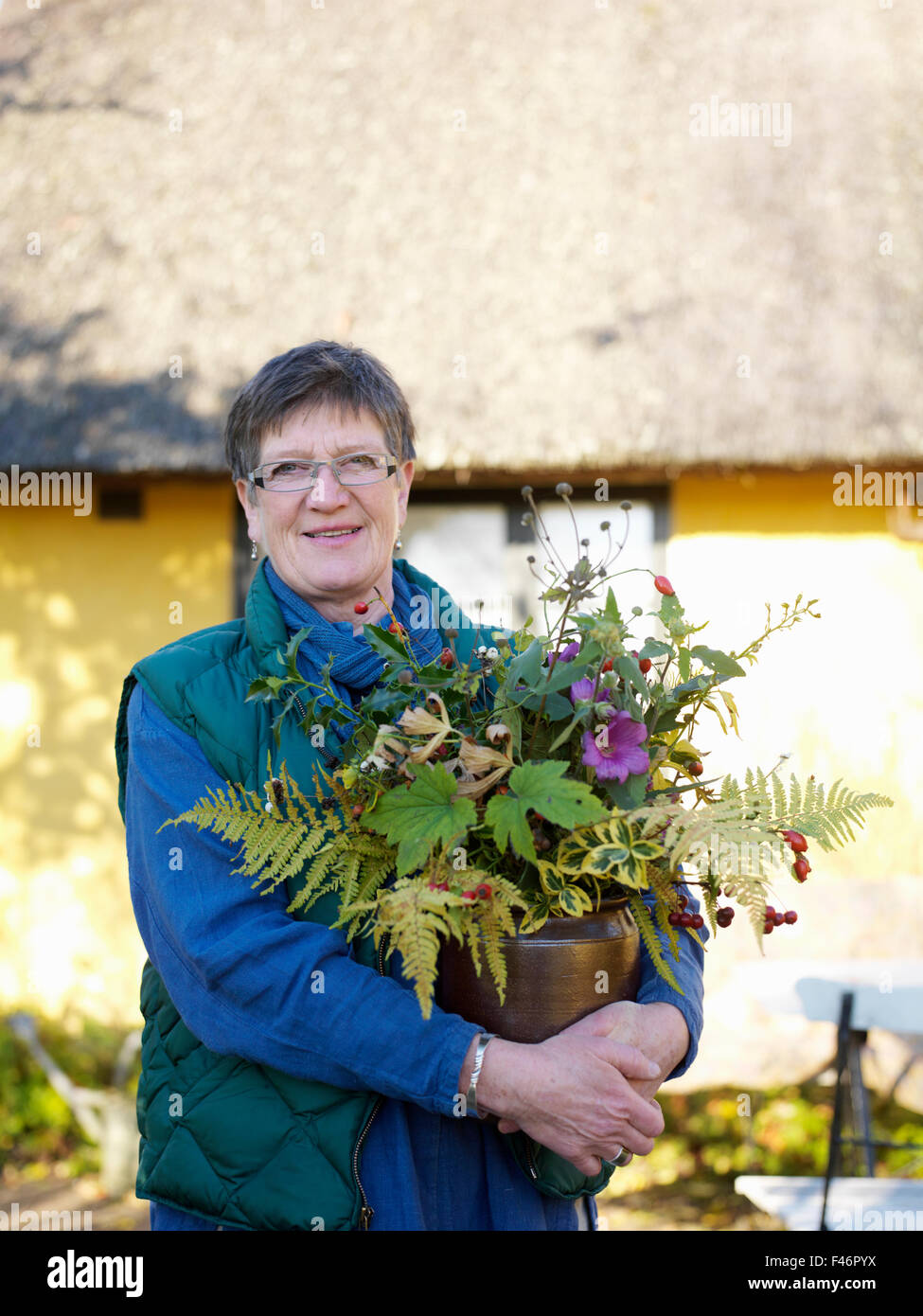 Portrait of a woman holding Flowers, la Suède. Banque D'Images