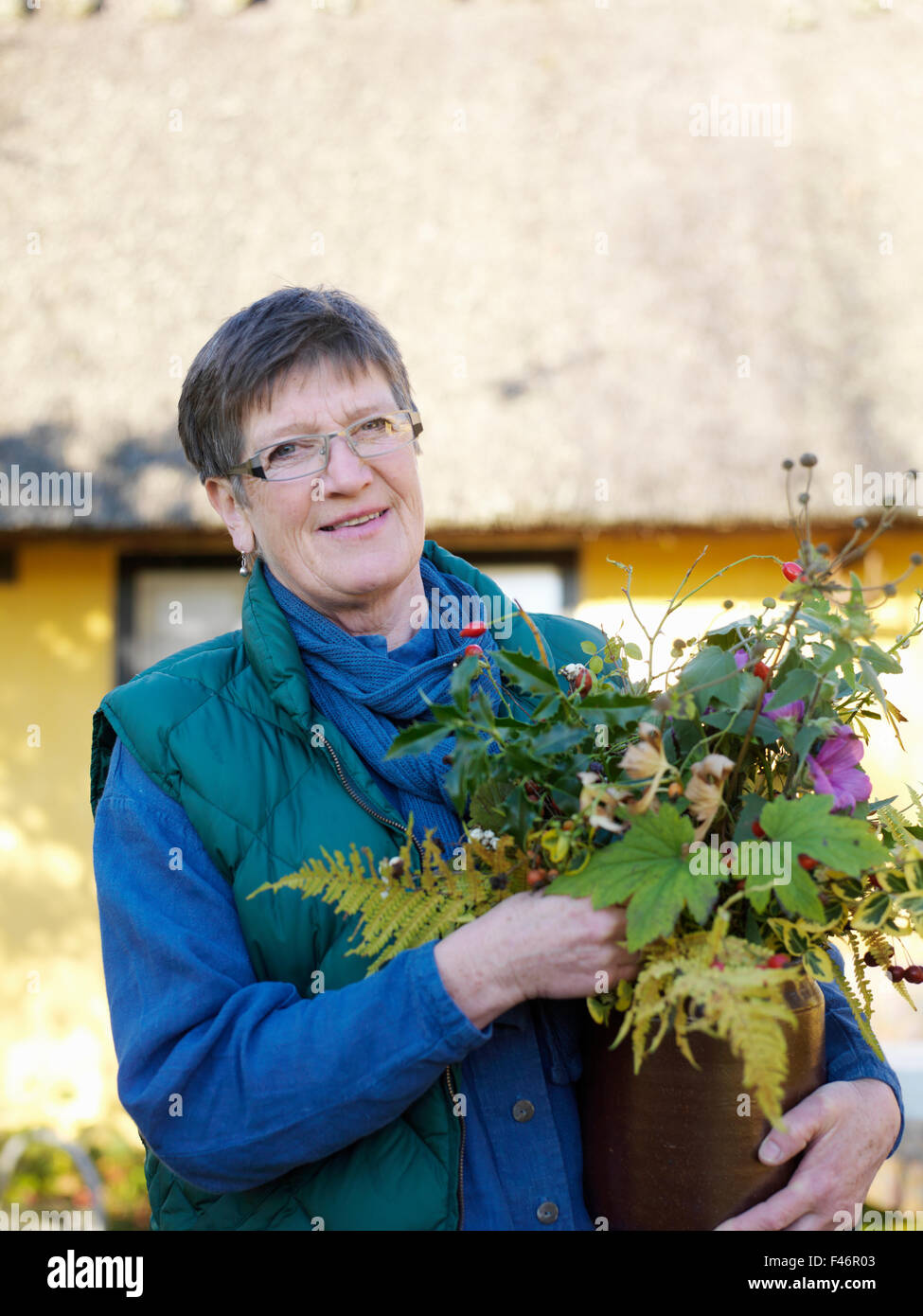 Portrait of a woman holding Flowers, la Suède. Banque D'Images