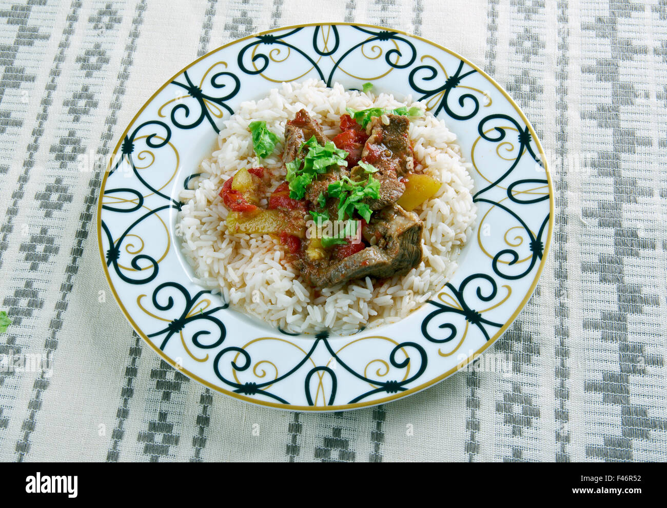 Alinazik kebab - home-style plat turc . surmonté de cubes d'agneau sautés, servi avec du riz pilaf. Banque D'Images