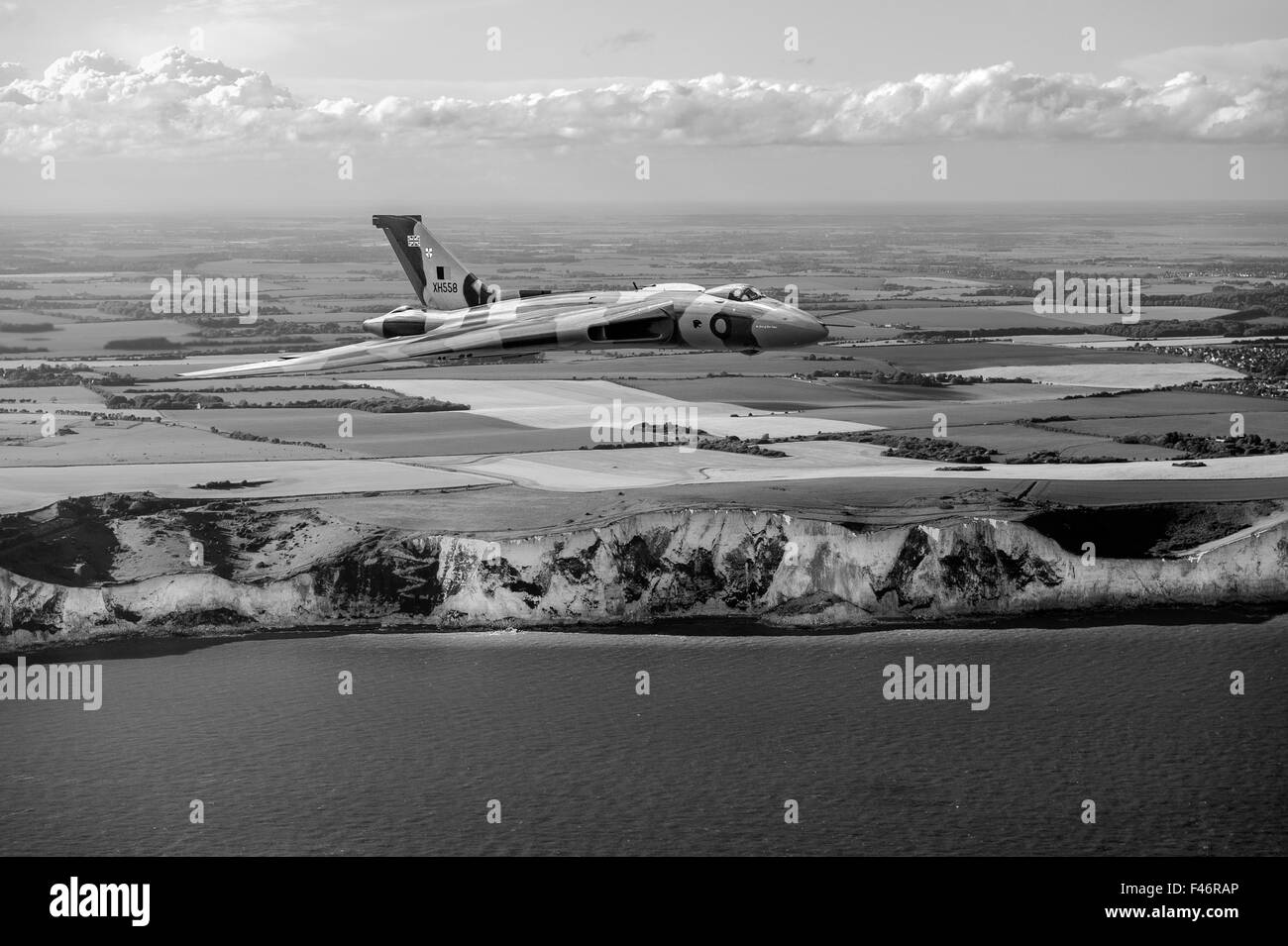 Un seul bombardier Avro Vulcan accélère vers la mer sur les falaises blanches de la côte anglaise, dans le Kent. Banque D'Images