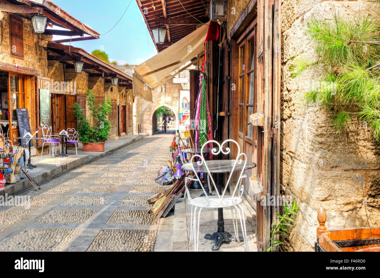 Une vue de l'ancien souk pour piétons à Byblos, au Liban au cours de la journée. Un très médiéval et pittoresque, pavées de little st Banque D'Images