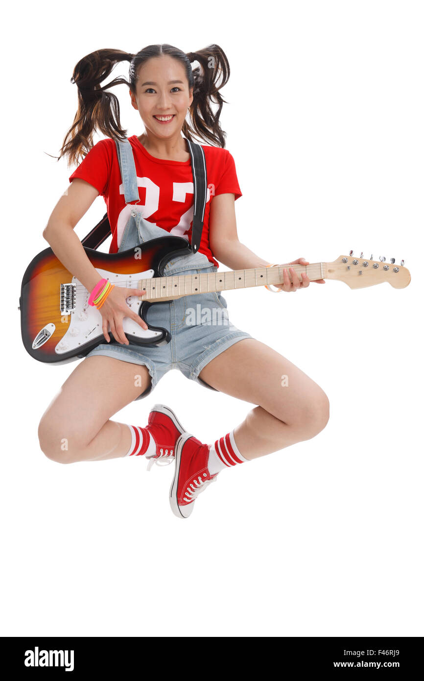 Young woman playing guitar Banque D'Images