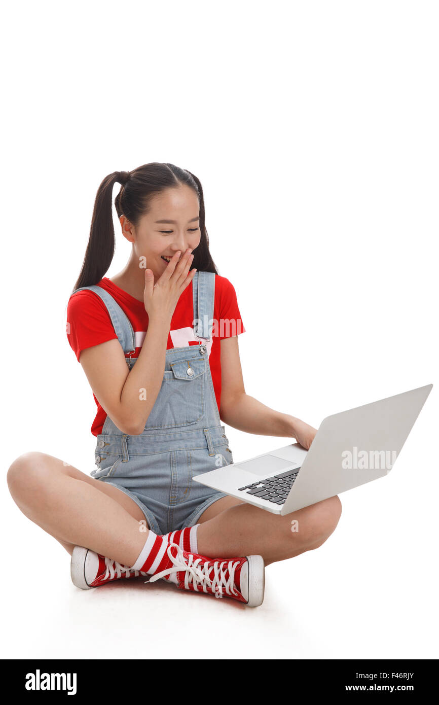 Young woman using laptop Banque D'Images