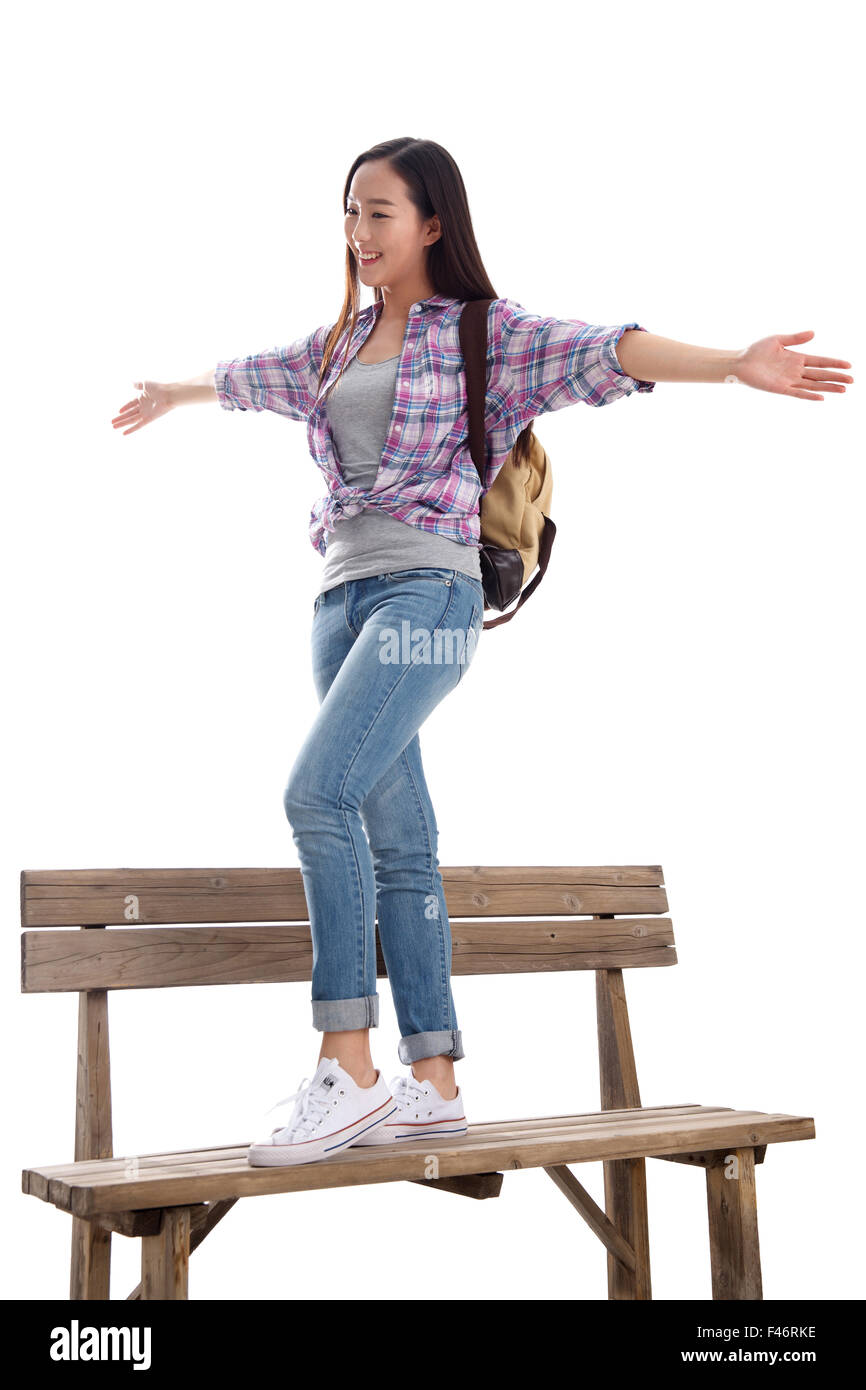 Portrait of young woman walking on bench Banque D'Images