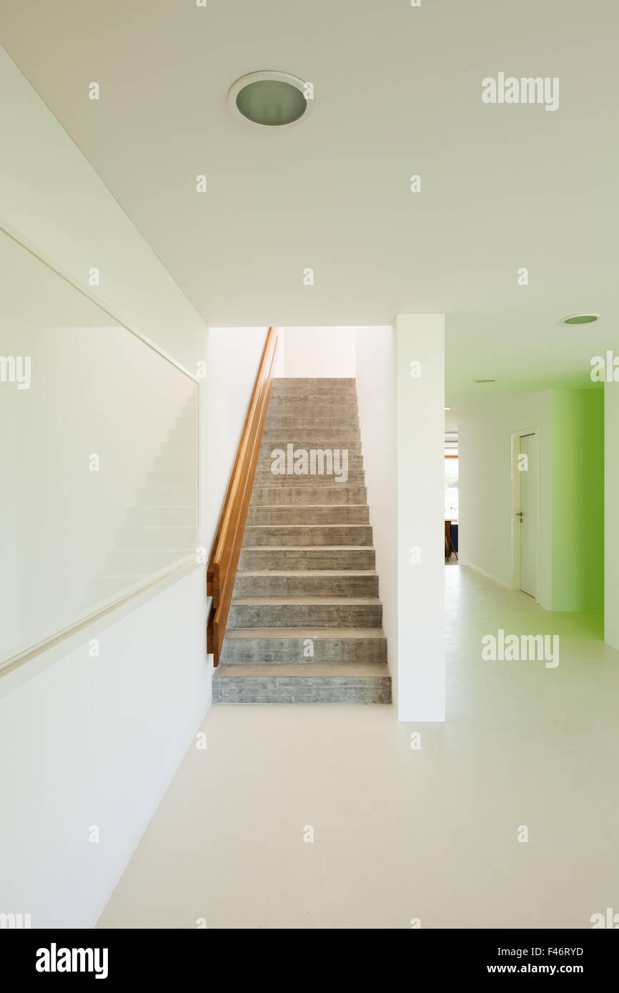 Nouvelle architecture, de l'intérieur, de l'école, voir l'escalier Banque D'Images