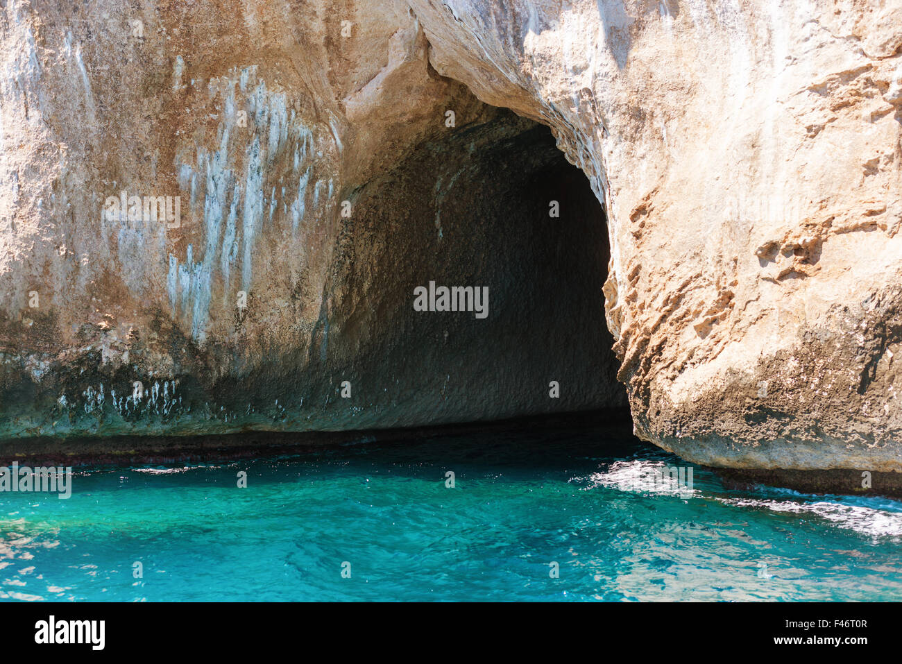 Big sea cave dans la côte méditerranéenne Banque D'Images