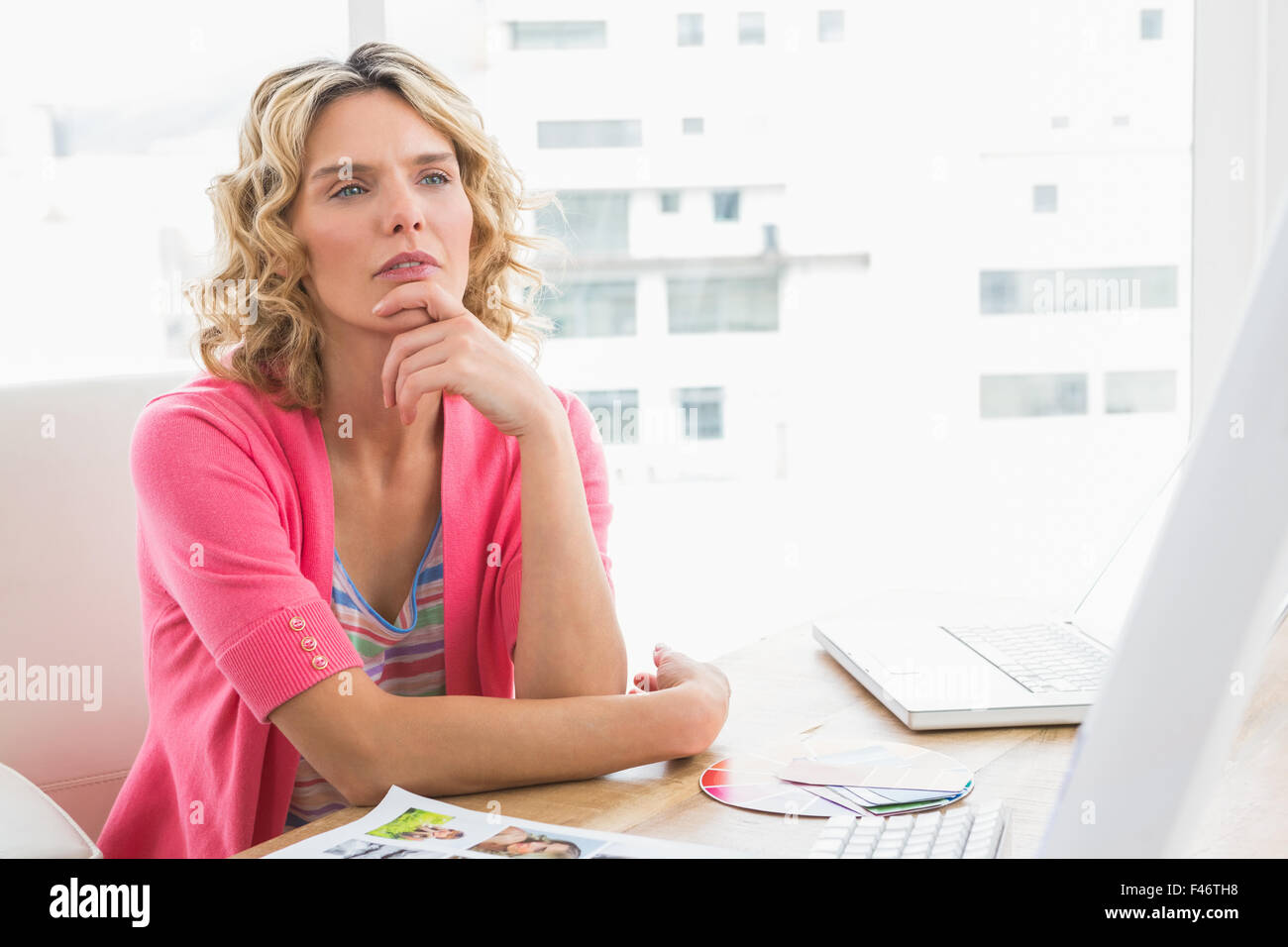 Femme d'occasionnels concentré Banque D'Images
