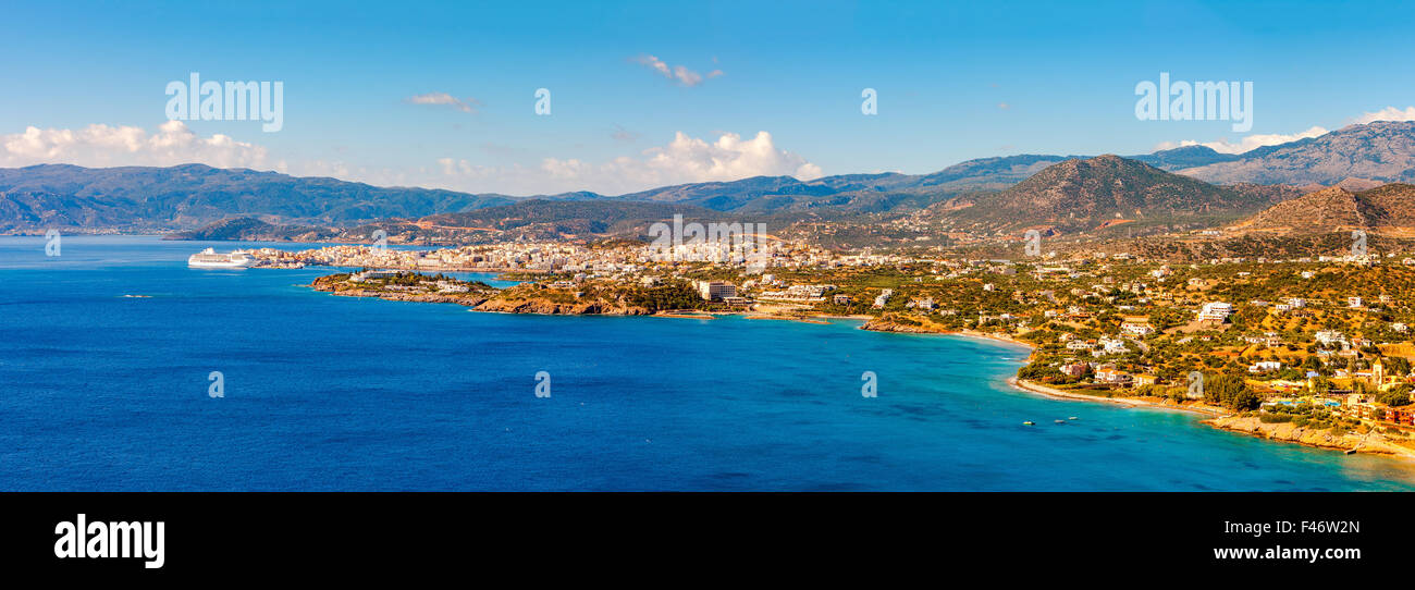 Agios Nikolaos et la baie de Mirabello, Panorama. Agios Nikolaos est une ville pittoresque dans la partie orientale de l'île de Crète, Grèce Banque D'Images