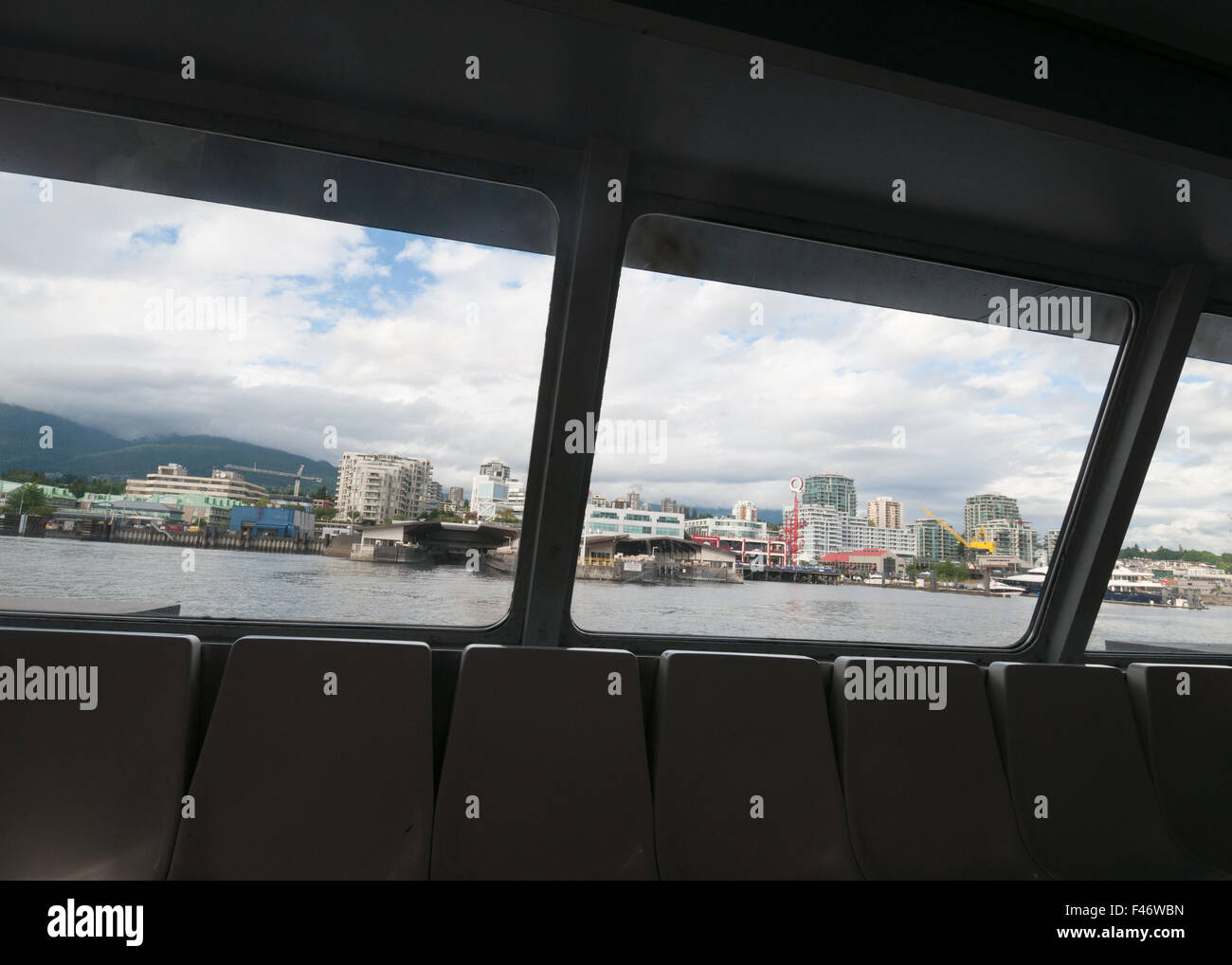 Vue depuis le SeaBus traversant le Burrard Inlet et ne s'approche de Lonsdale Quay Terminal, Côte-Nord, Vancouver, Canada Banque D'Images