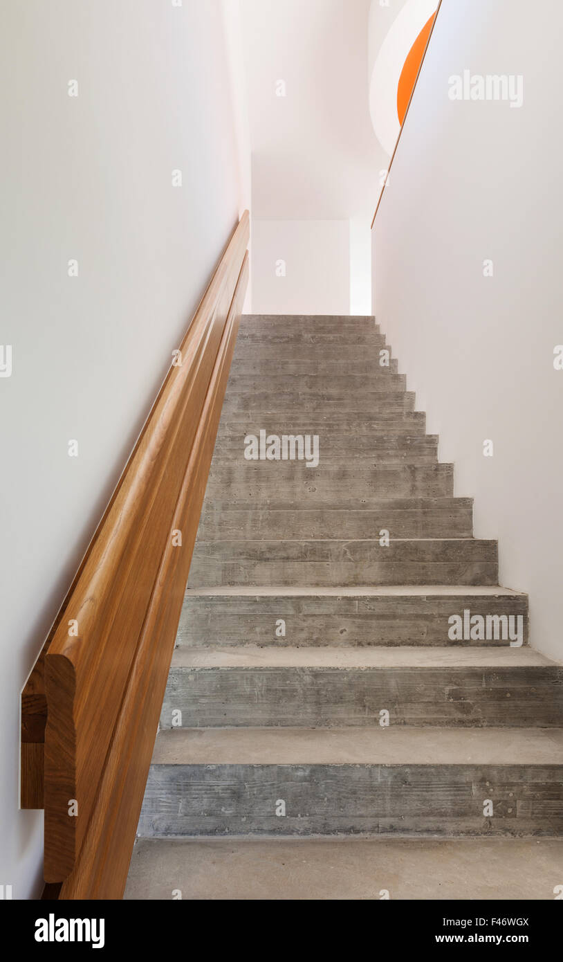Nouvelle architecture, de l'intérieur, de l'école, voir l'escalier Banque D'Images