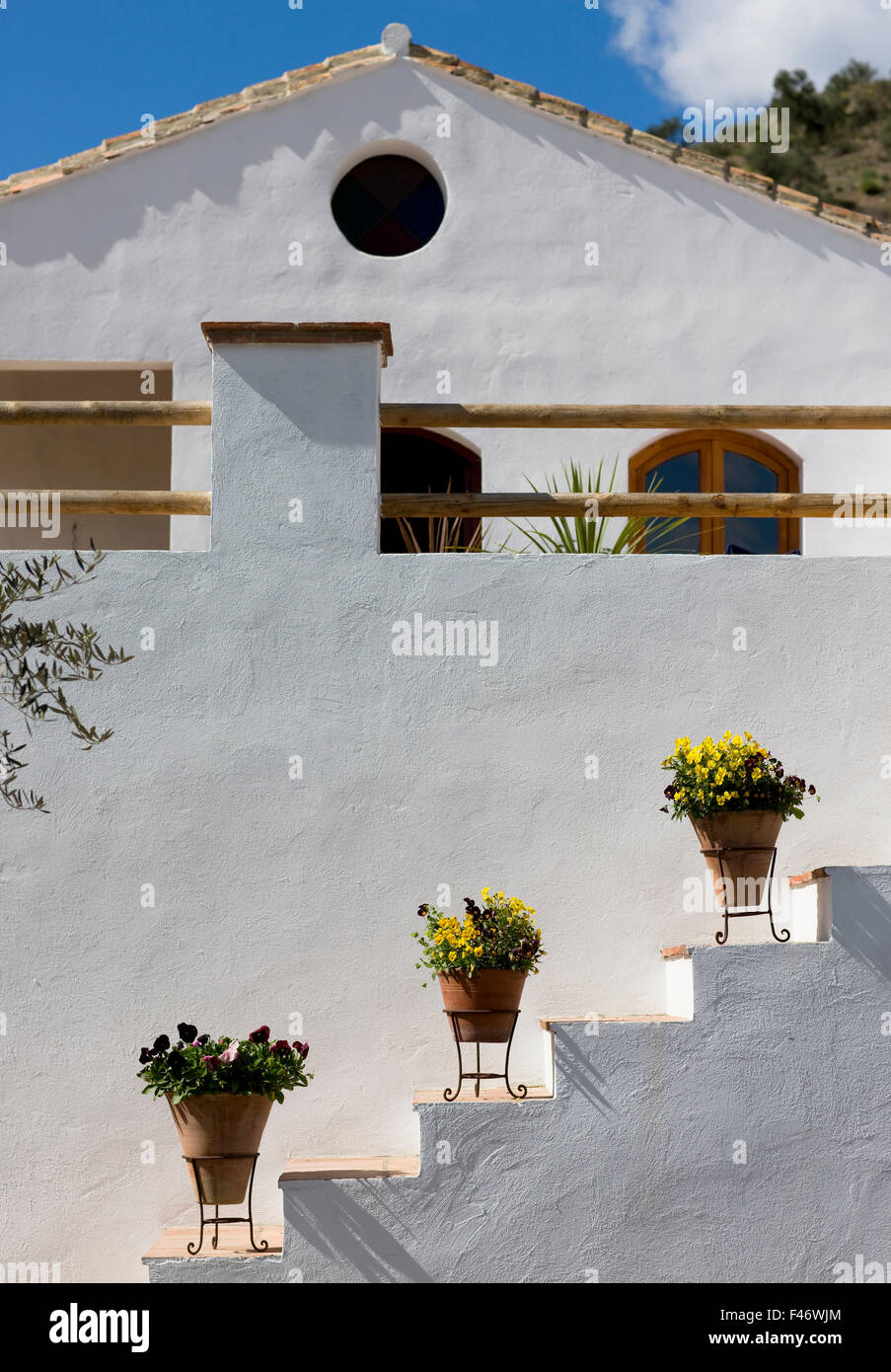 Les escaliers d'une maison blanchie à la chaux, de l'Espagne. Banque D'Images