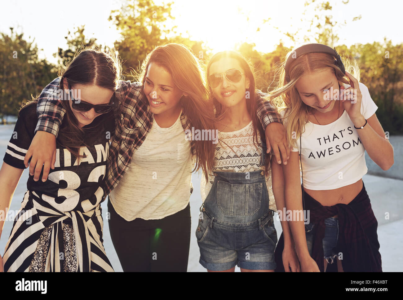 Og groupe adolescentes dans les rues et de rire Banque D'Images