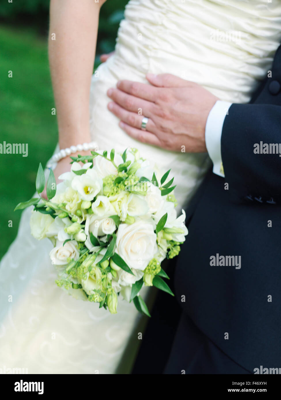 Young couple holding a bouquet de mariage, la Suède. Banque D'Images