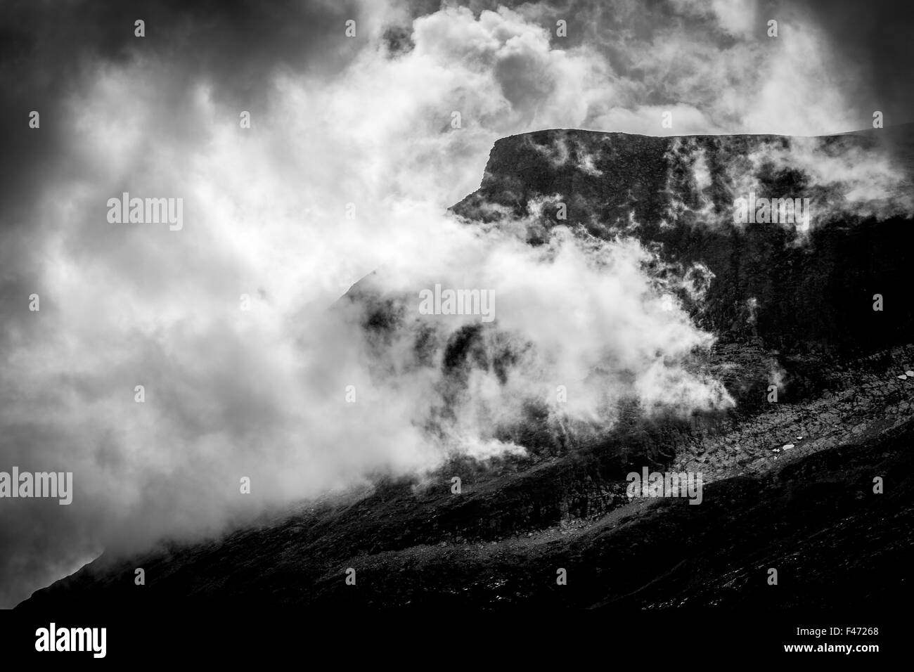 Une montagne avec des nuages en Norvège Banque D'Images