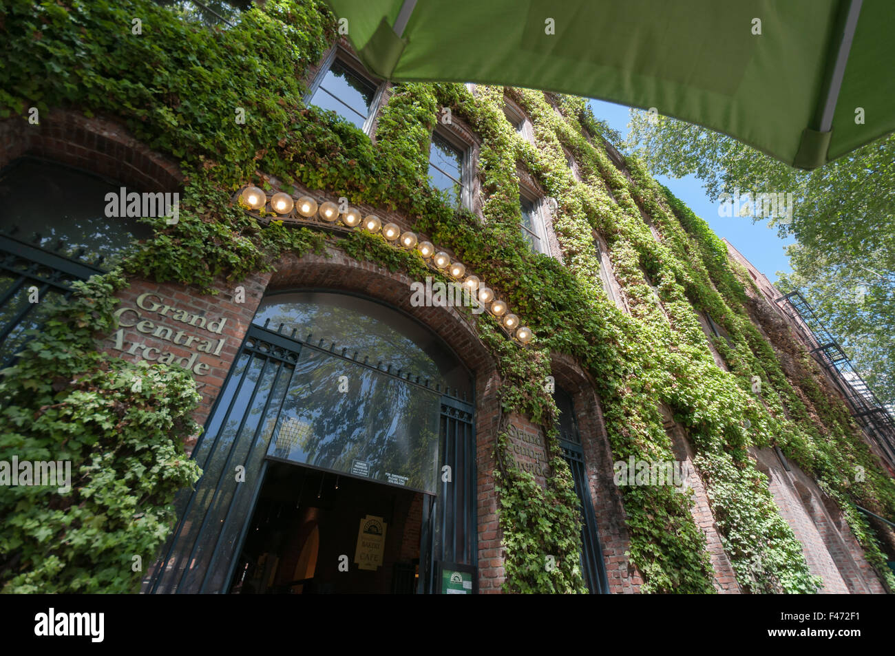 Grand Central entrée Arcade couverte de vigne vierge Banque D'Images