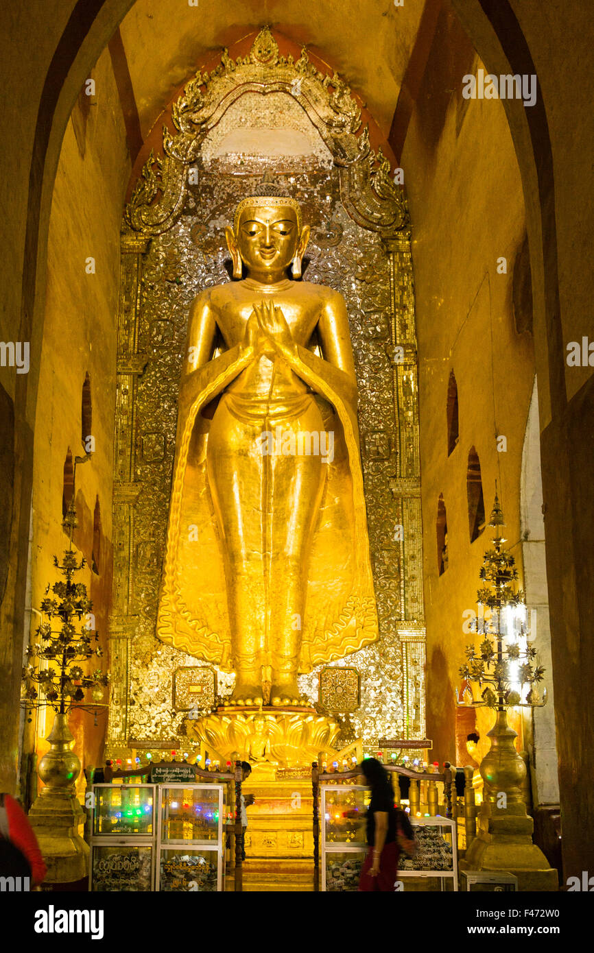 Bouddha Doré géant à l'intérieur Pahto Ananda, l'un des temples de Bagan 4000, Bagan, Myanmar Banque D'Images