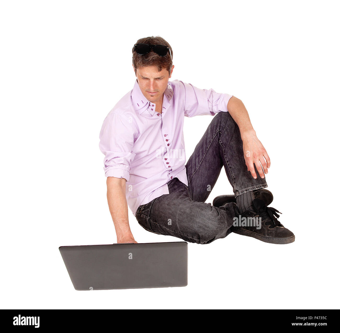 Man working on laptop de marbre. Banque D'Images