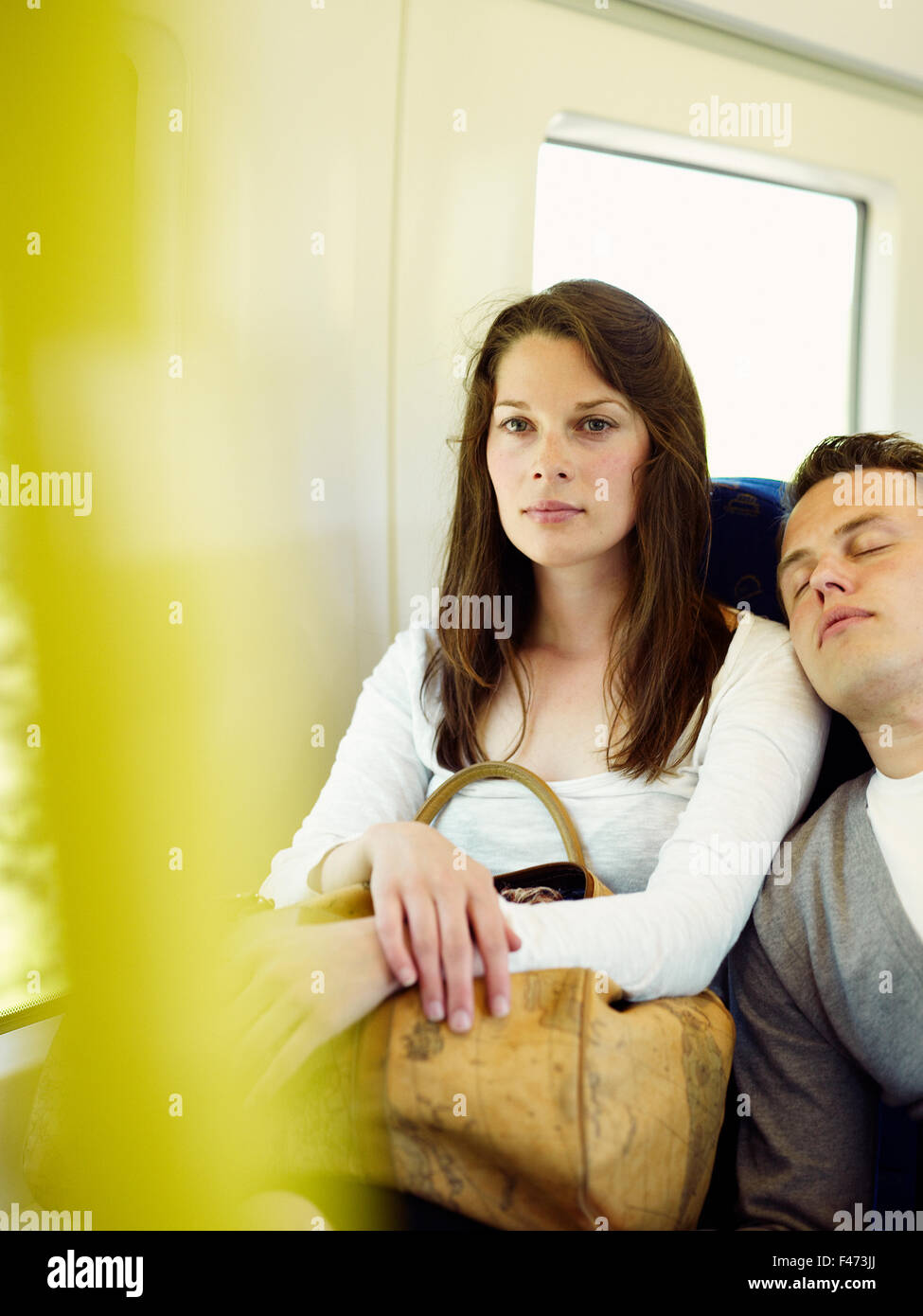 Un jeune couple dans un train, en Suède. Banque D'Images