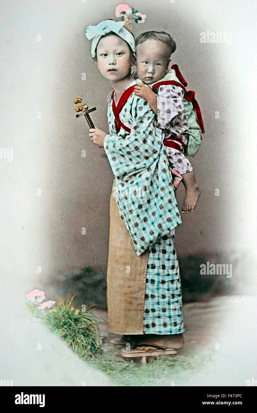 Japanese girl carrying child, Japon Banque D'Images