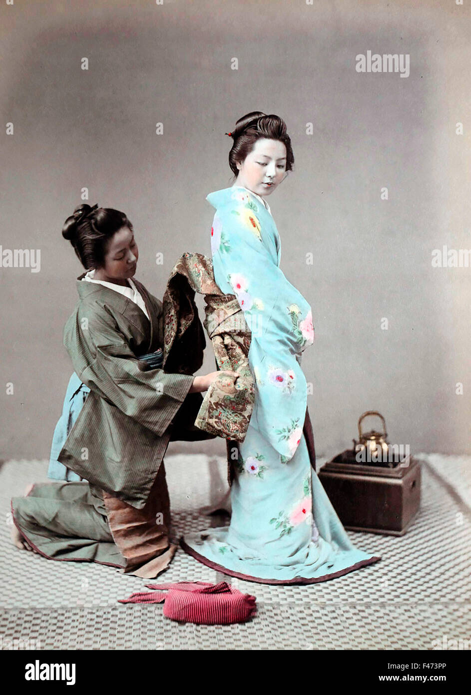 Attacher la ceinture de kimono, Japon Banque D'Images