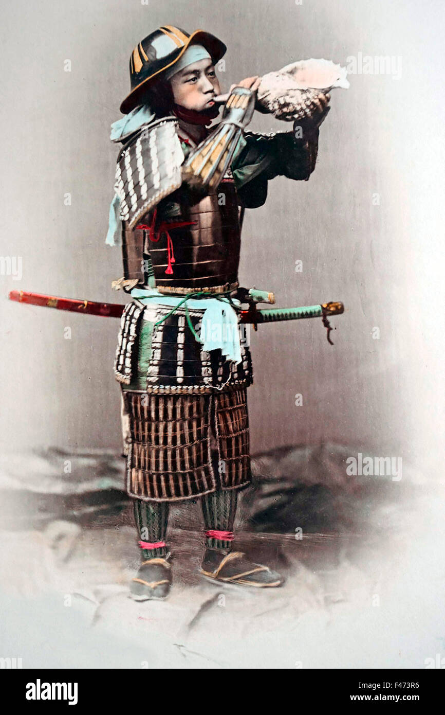 Samurai soufflant dans des conques, Japon Banque D'Images