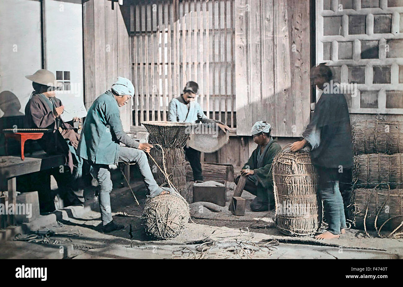 Les agriculteurs qui produisent des faisceaux de riz, le Japon Banque D'Images