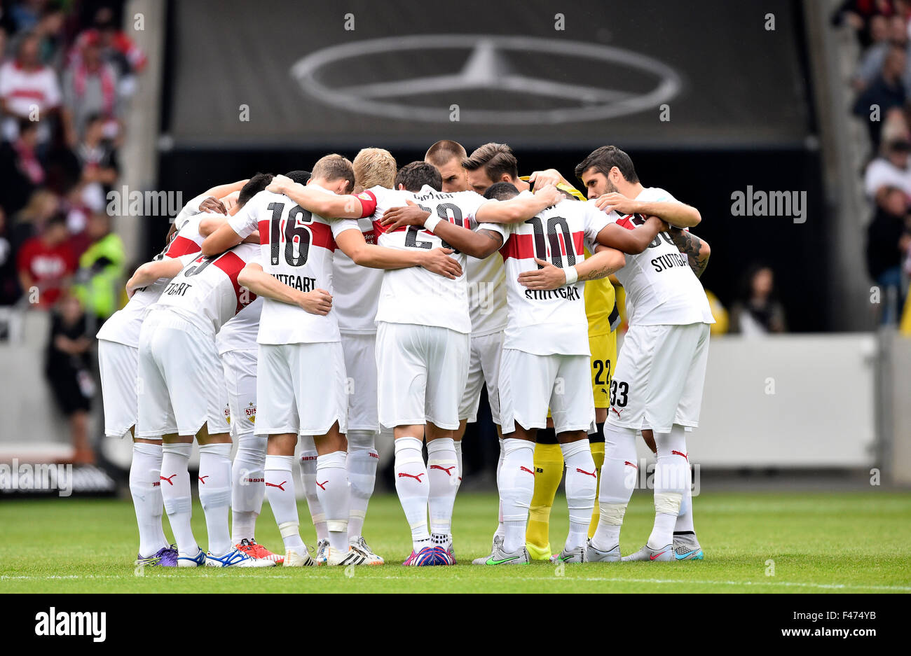 L'esprit d'équipe avant match, le VfB Stuttgart, Mercedes-Benz Arena, Stuttgart, Bade-Wurtemberg, Allemagne Banque D'Images