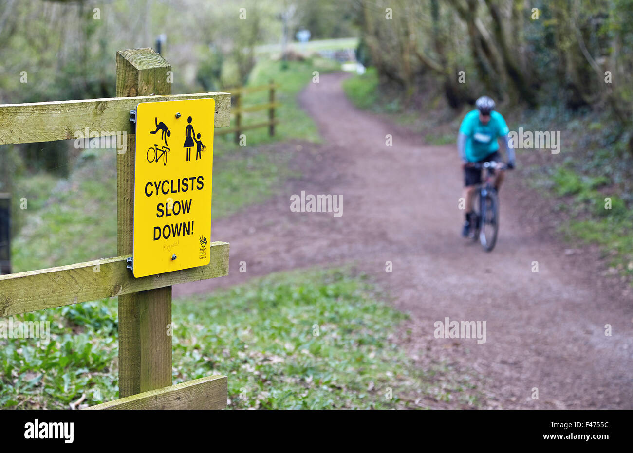 Un panneau d'avertissement pour les cyclistes à ralentir à la 14 écluses, près de Newport sur le canal de Monmouthshire et Brecon, Pays de Galles, Royaume-Uni. Banque D'Images
