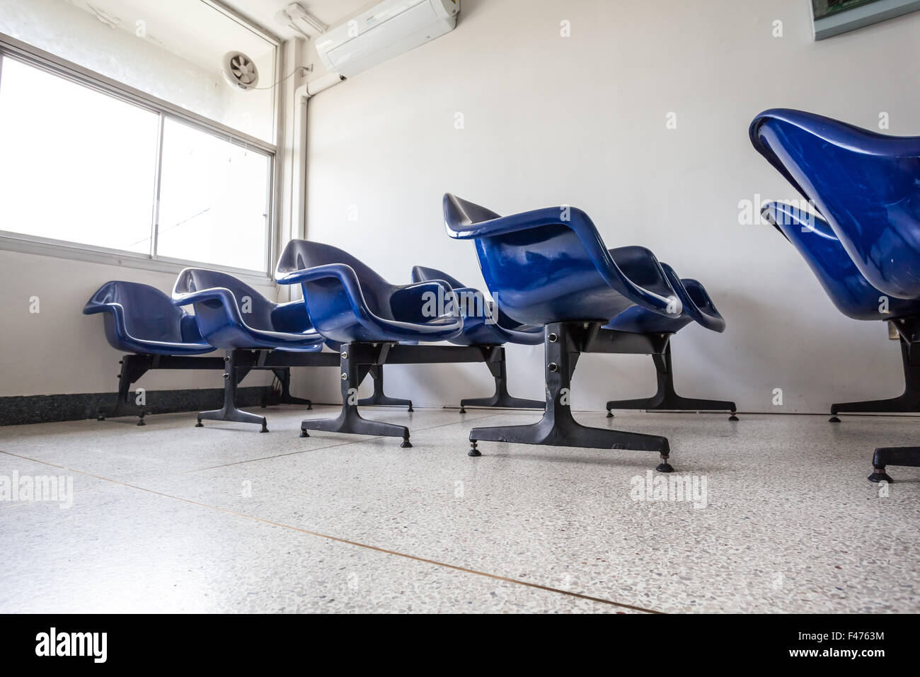 Dans le hall d'attente sont ce qu'il y a beaucoup de chaises Banque D'Images