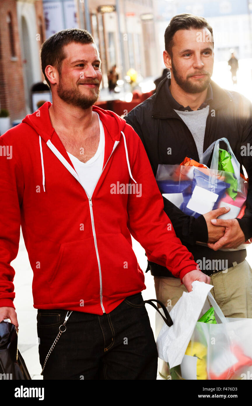 A smiling couple shopping, Copenhague, Danemark. Banque D'Images