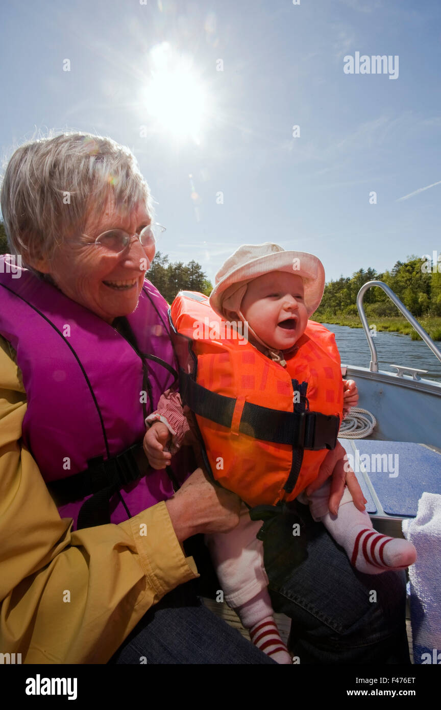 Une femme tenant une petite fille, la Suède. Banque D'Images