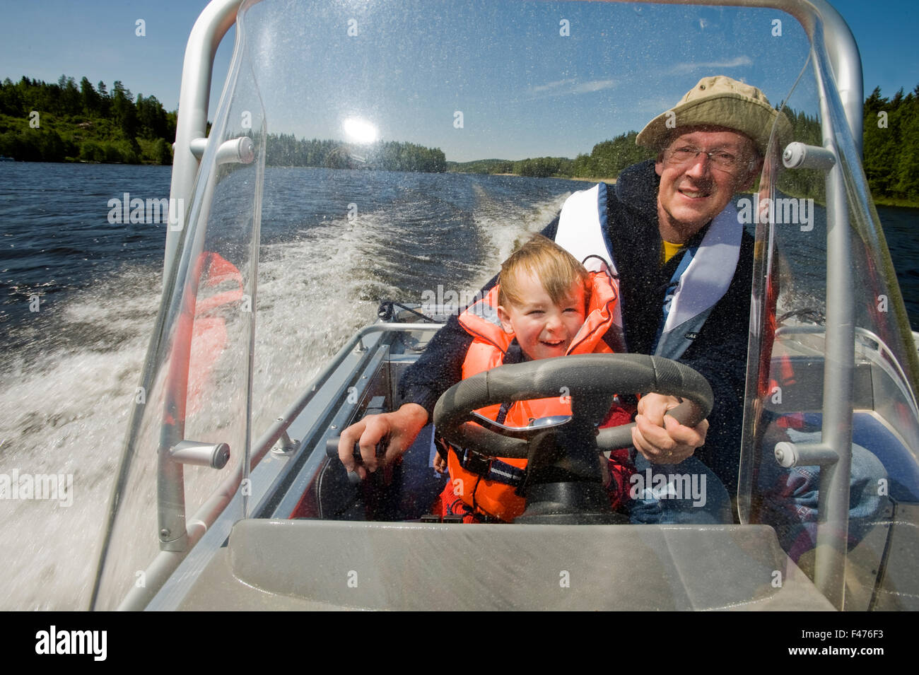 Grand-père et petit-fils dans un bateau, la Suède. Banque D'Images