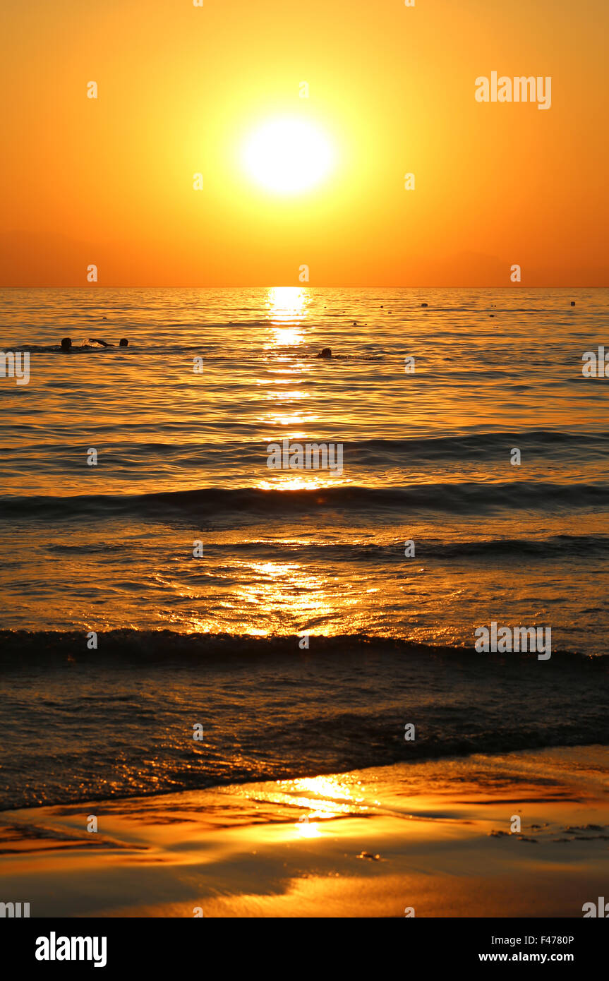 Beau coucher du soleil brillant sur la côte en été Banque D'Images