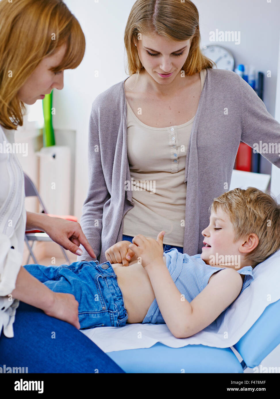 la-palpation-de-l-abdomen-de-l-enfant-photo-stock-alamy