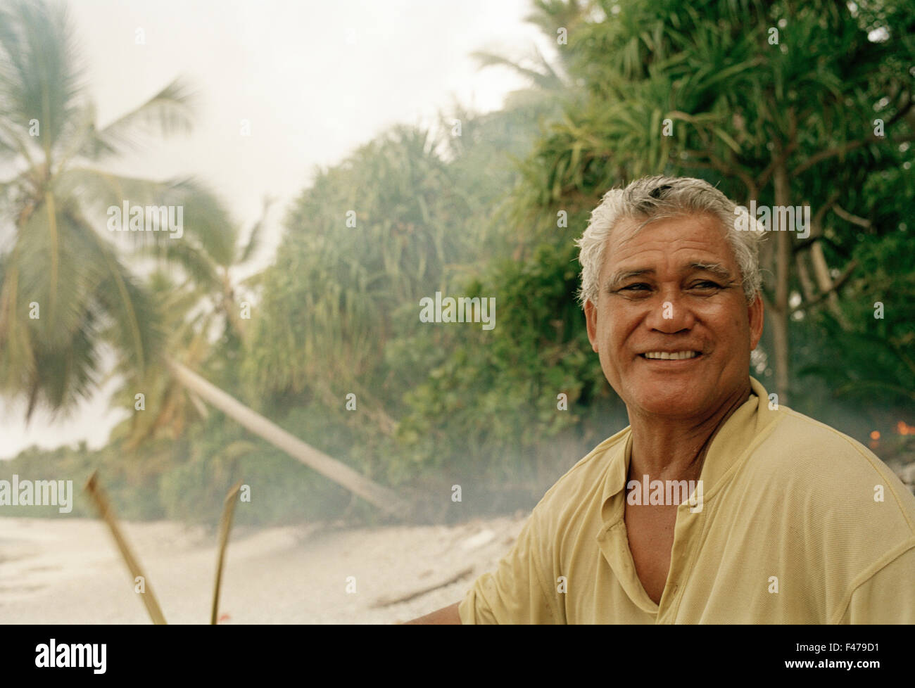 Portrait d'un homme sur une plage, à Tuvalu. Banque D'Images