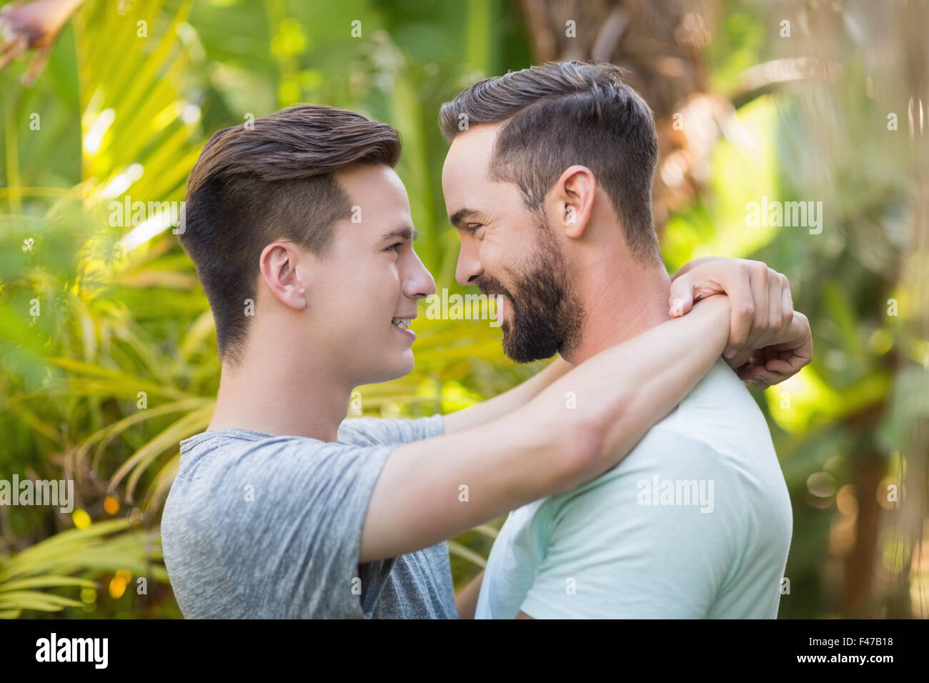 Couple homosexuel et autres hugging Banque D'Images