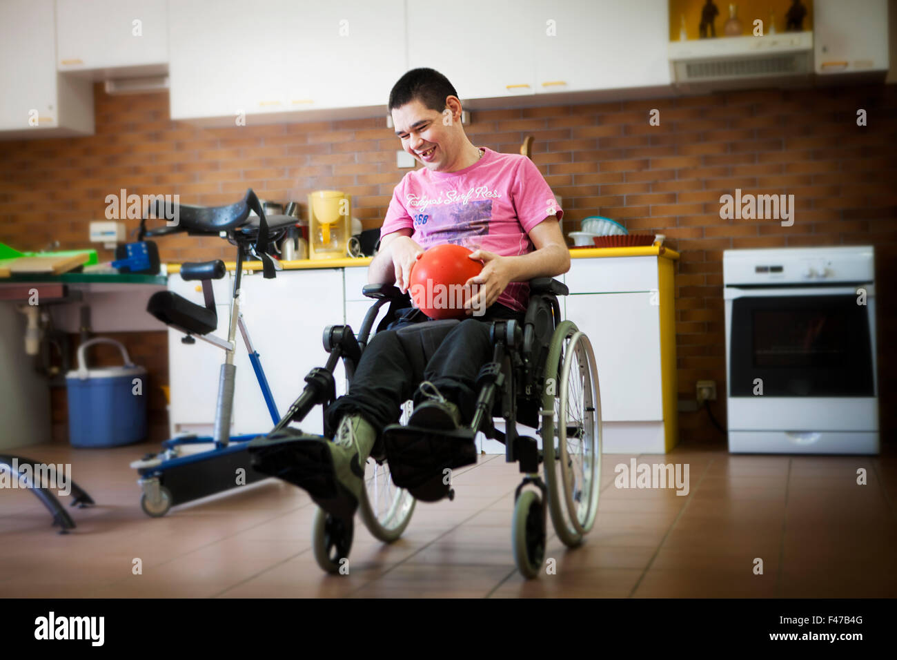 Moniteur de sport avec homme handicapé Banque D'Images