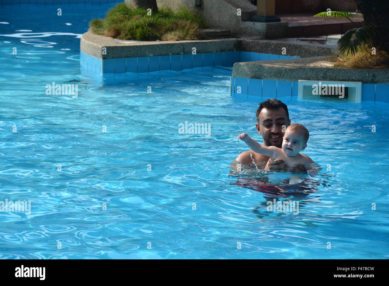 Premier cours de natation - père et fille Banque D'Images