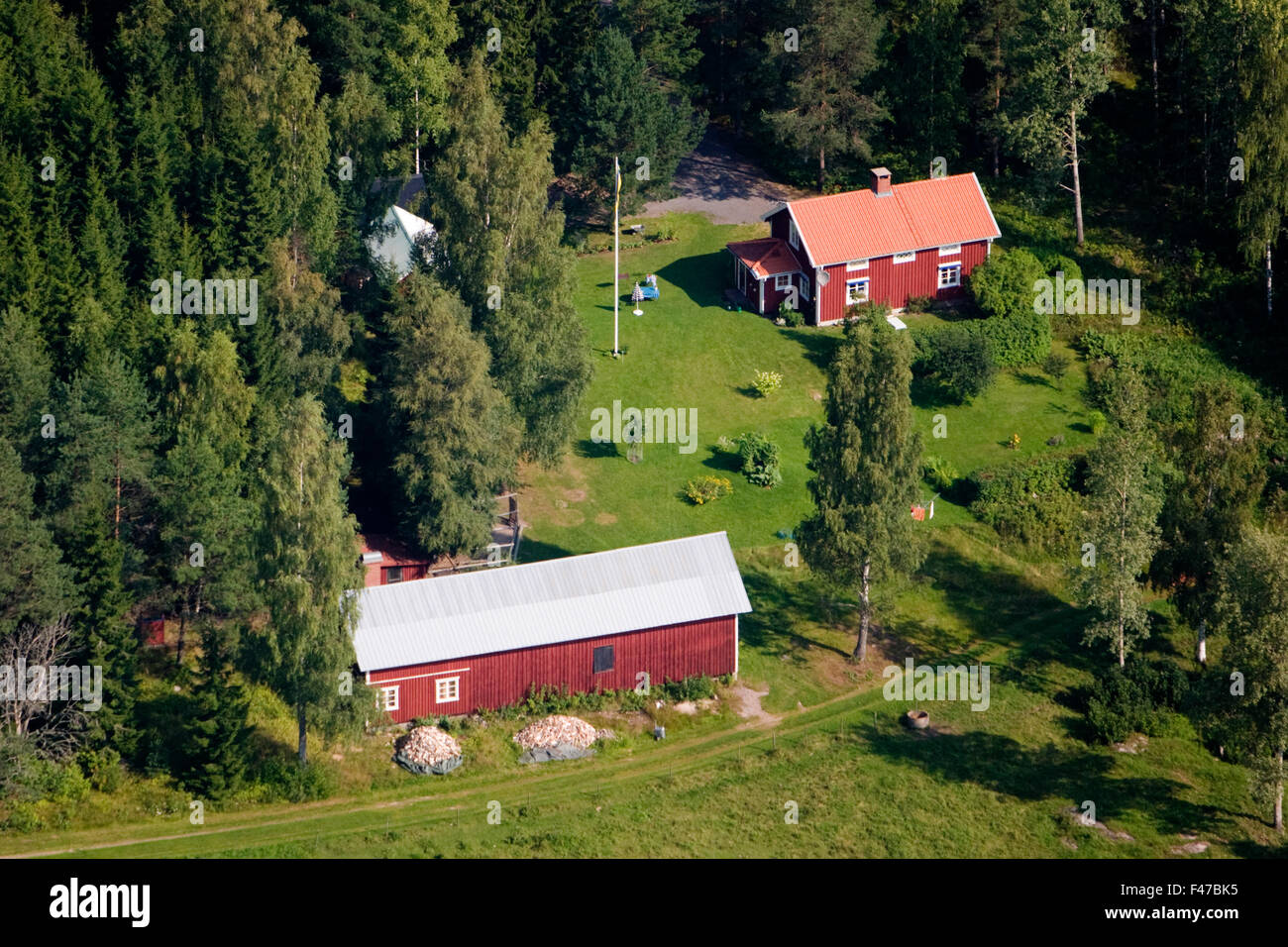 La maison rouge par la forêt, la Suède. Banque D'Images