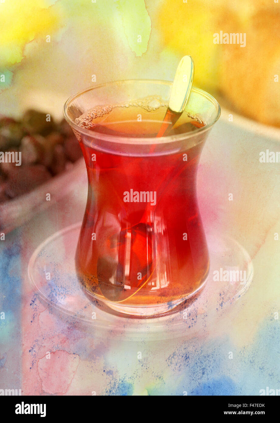 Délicieux thé turc dans une tasse avec un fond abstrait Banque D'Images