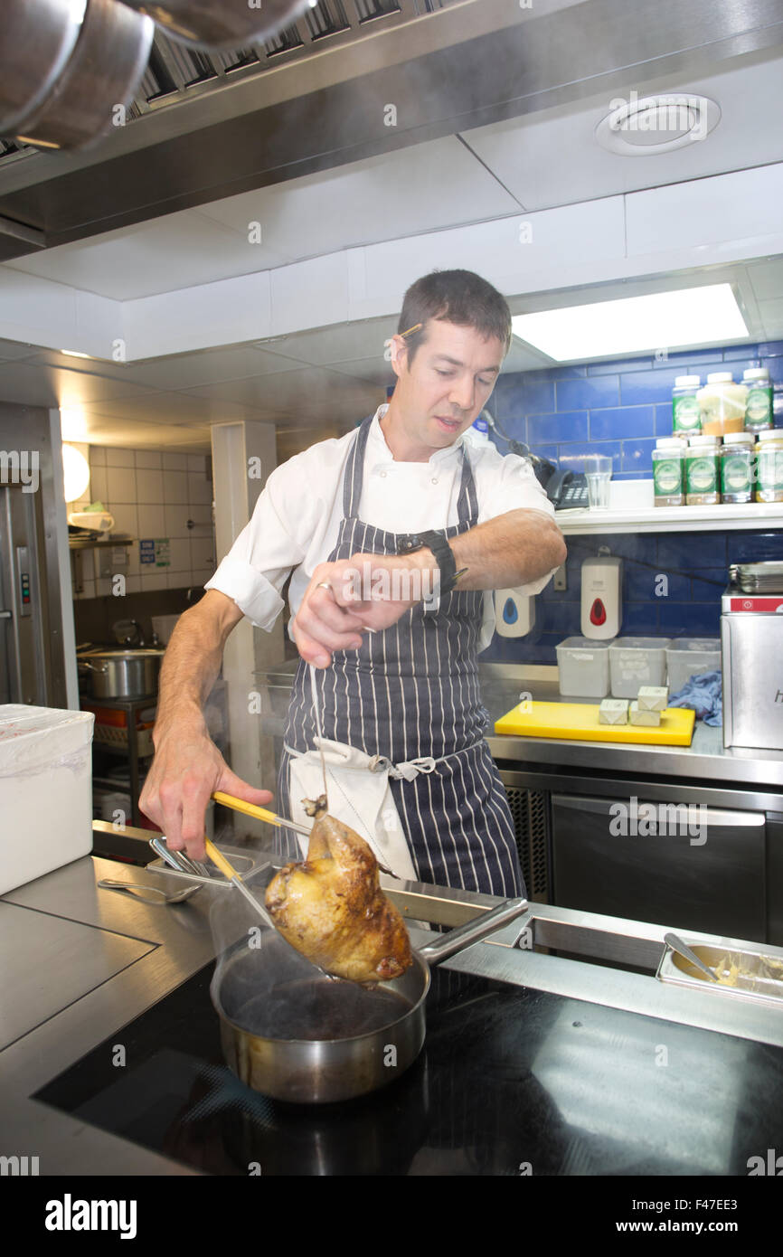 Peter Weedon préparation faire cuire le faisan, chef à Newman Street Tavern, Fitzrovia, Londres, Angleterre, Royaume-Uni Banque D'Images